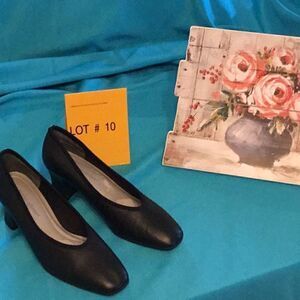 Navy career shoes small heel by NATURALIZER IN 9 N